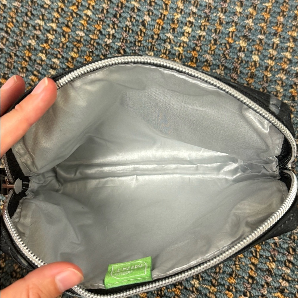 Hayward JetBlue Mint Amenity Pouch Black White Photo Print Travel Makeup Bag - Picture 3 of 4